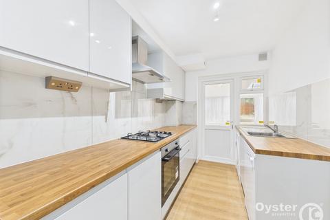 3 bedroom terraced house to rent, Beech Tree Close, Stanmore, HA7