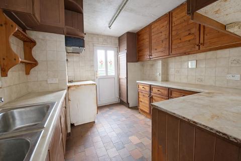 undefined, Siop Yr Efail, Efailnewydd.