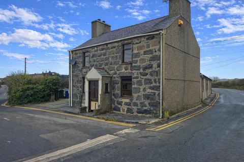 undefined, Siop Yr Efail, Efailnewydd.