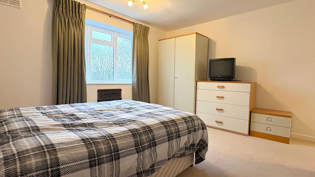 Bright, neatly presented double bedroom with a ...