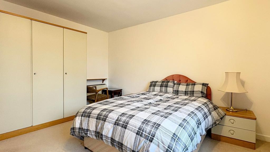 Bright, tidy double bedroom with a comfortable ...
