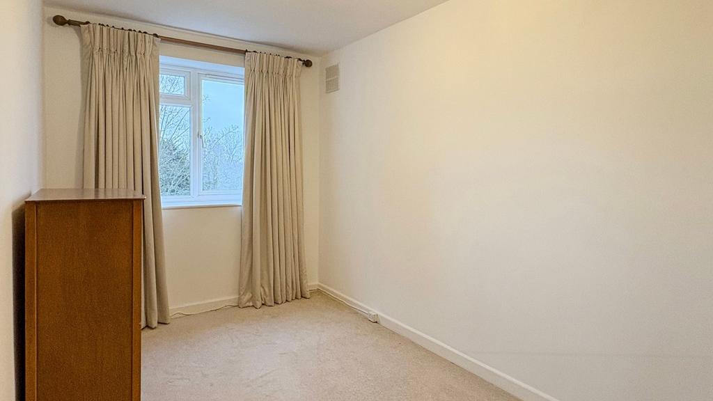 Bright, neutral single bedroom with a large win...