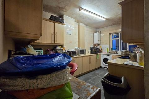 3 bedroom flat for sale, 88 Monarch Parade London Road, Mitcham, Surrey, CR4 3HB