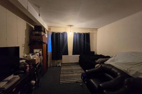 3 bedroom flat for sale, 88 Monarch Parade London Road, Mitcham, Surrey, CR4 3HB