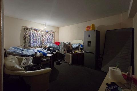 3 bedroom flat for sale, 88 Monarch Parade London Road, Mitcham, Surrey, CR4 3HB