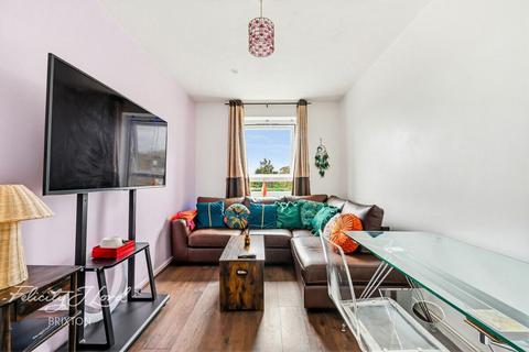 2 bedroom flat for sale, High Trees, LONDON