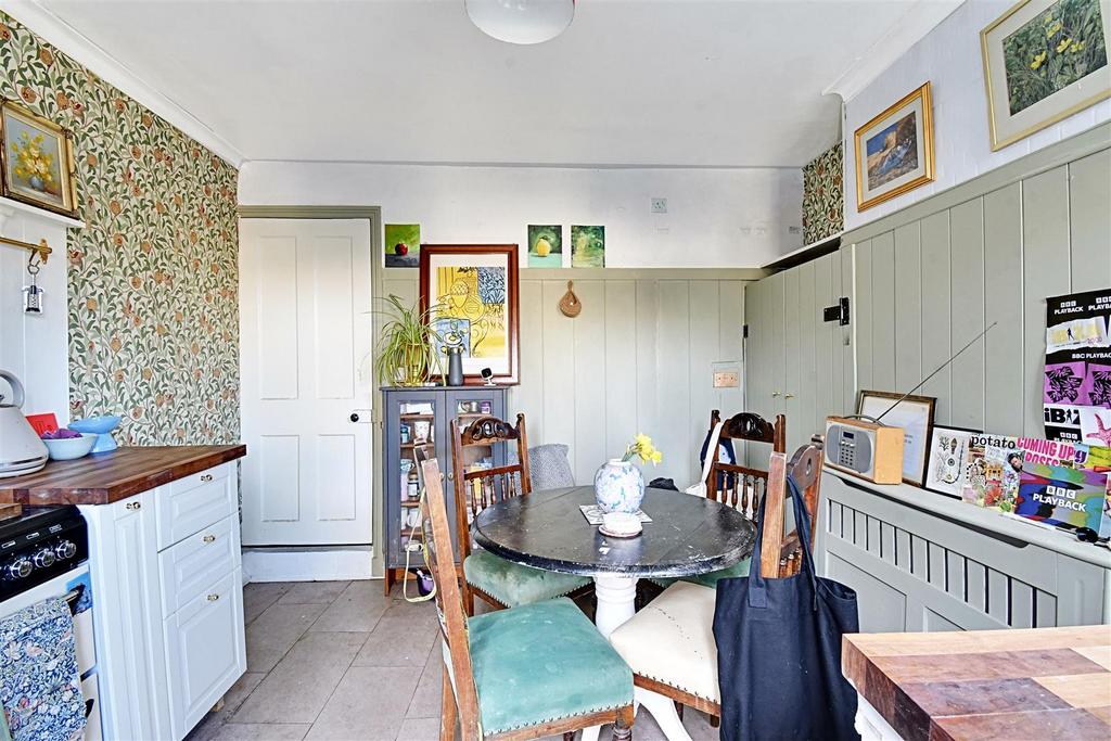 Kitchen 2.jpg