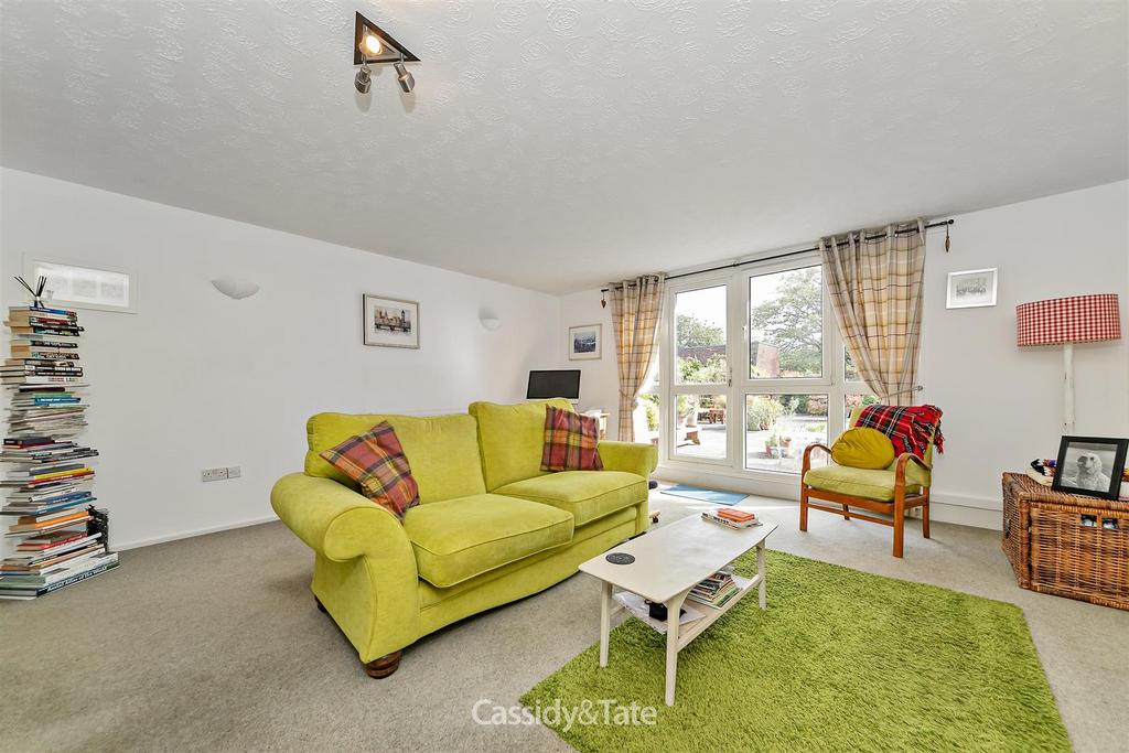 12 Heritage Close-13.jpg