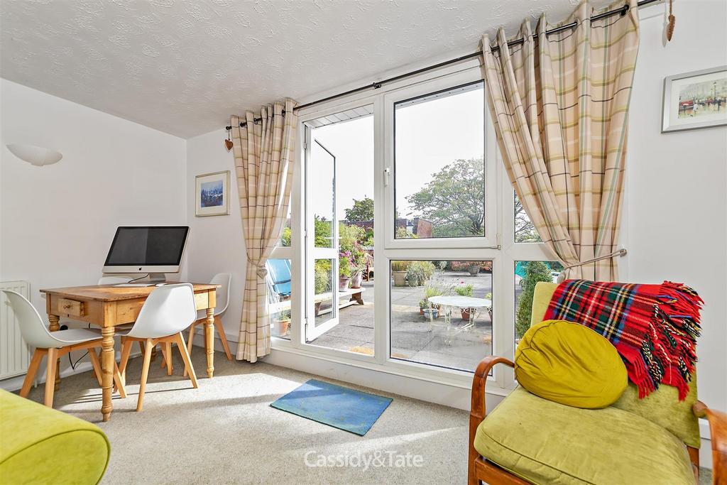 12 Heritage Close-14.jpg