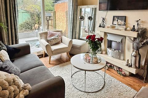 3 bedroom semi-detached house for sale, kew drive, Wigston, Leicester, LE18