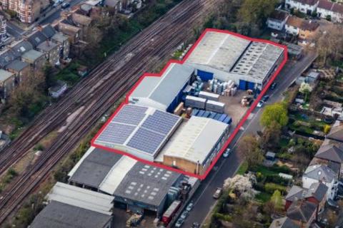 Property to rent, 24C Gauden Rd London SW4 6LT
