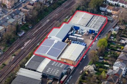 Property to rent, 24C Gauden Rd London SW4 6LT