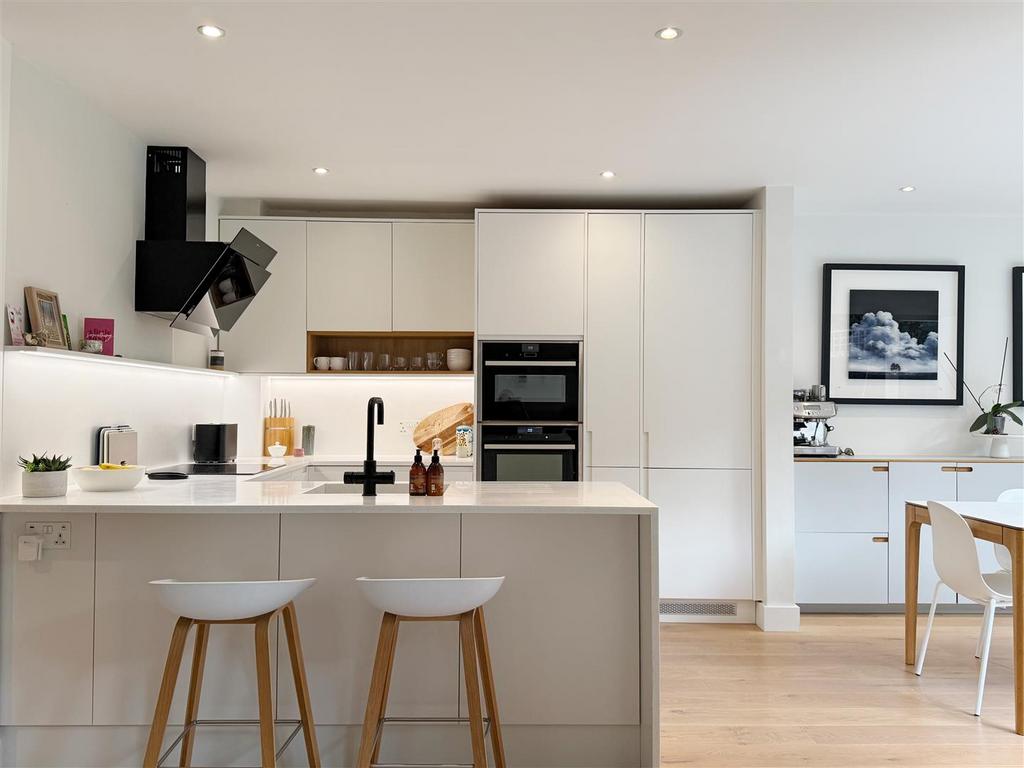 12. Kitchen.jpg
