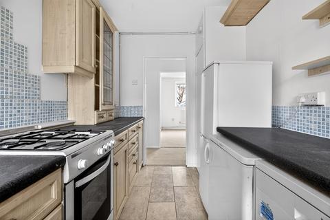3 bedroom flat for sale, Weydown Close, London