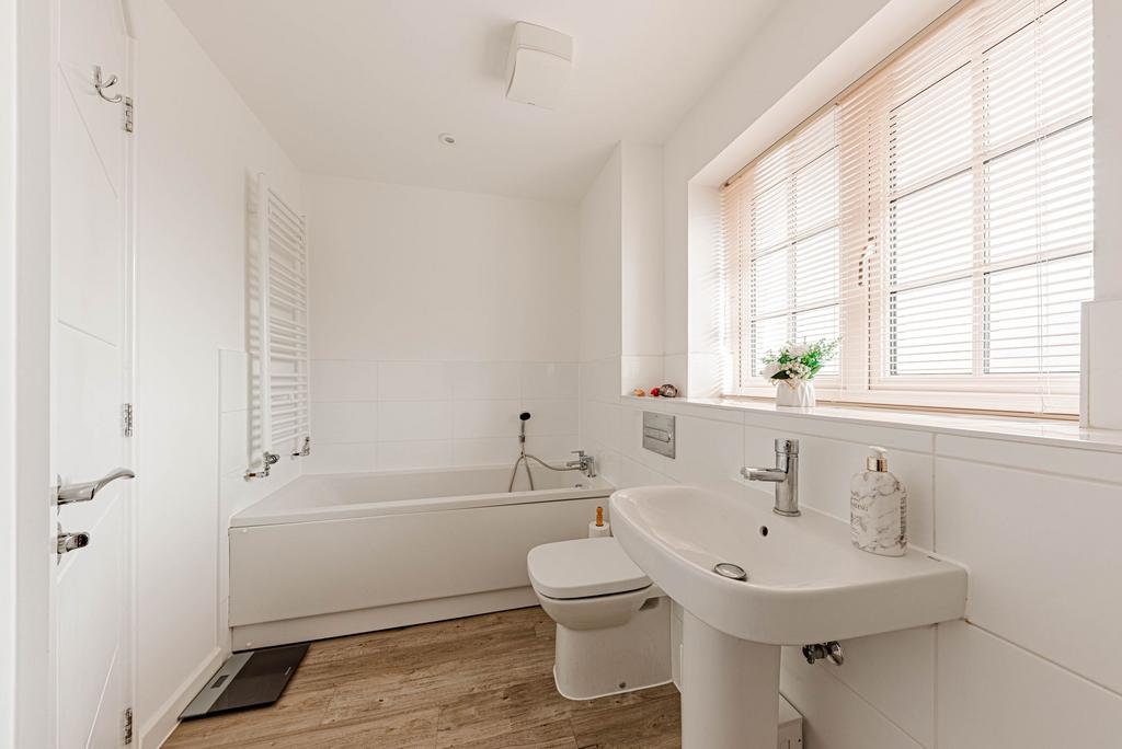 Bathroom W.C (1)