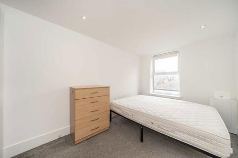 3 bedroom flat to rent, Morrish Road, London SW2