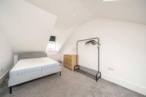 3 bedroom flat to rent, Morrish Road, London SW2