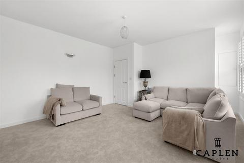 2 bedroom flat for sale, Queens Road, Buckhurst Hill