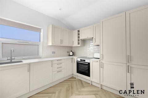 2 bedroom flat for sale, Queens Road, Buckhurst Hill