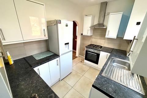 3 bedroom end of terrace house to rent, Coombes Road, Dagenham, RM9