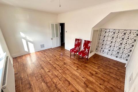 3 bedroom end of terrace house to rent, Coombes Road, Dagenham, RM9