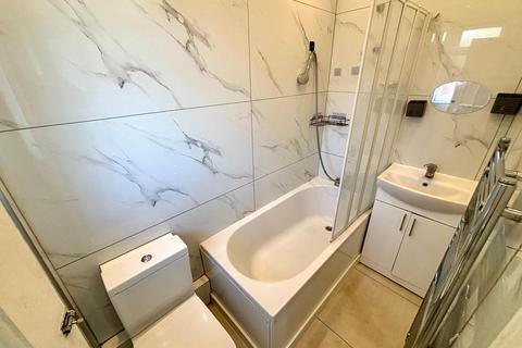 3 bedroom end of terrace house to rent, Coombes Road, Dagenham, RM9