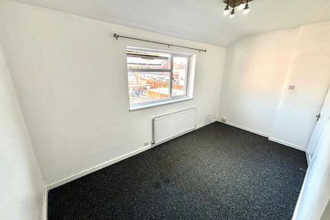 3 bedroom end of terrace house to rent, Coombes Road, Dagenham, RM9