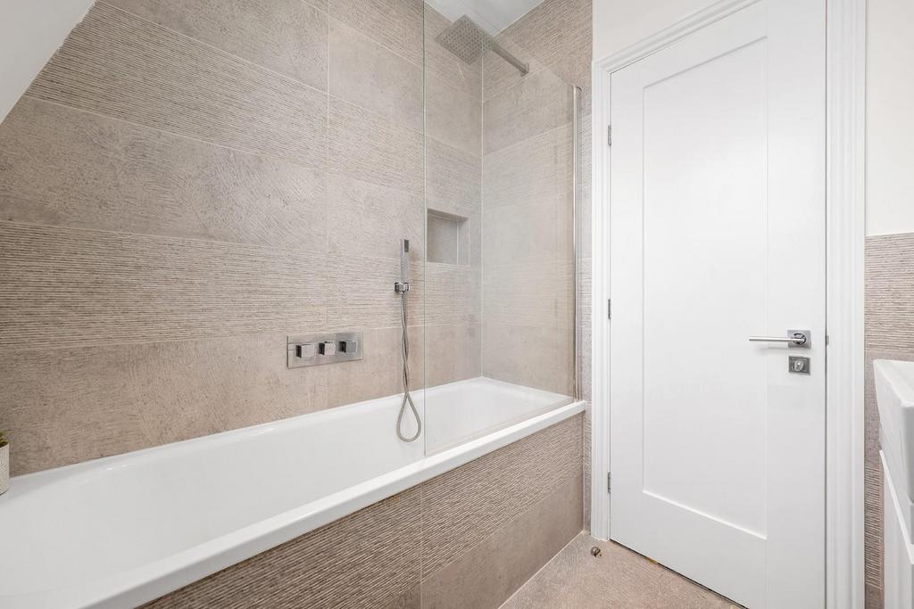 Bathroom (2).JPG