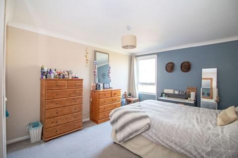 3 bedroom terraced house for sale, Robin Gardens, Cowplain, PO8 9XE
