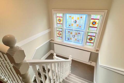 2 bedroom flat to rent, Emanuel Avenue Acton