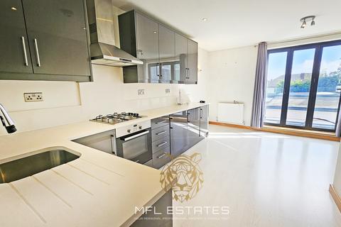 2 bedroom flat to rent, Station Road, West Wickham BR4
