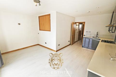 2 bedroom flat to rent, Station Road, West Wickham BR4