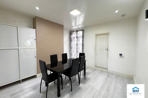3 bedroom end of terrace house to rent, Beatrice Road, Leicester LE3
