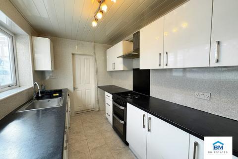 3 bedroom end of terrace house to rent, Beatrice Road, Leicester LE3