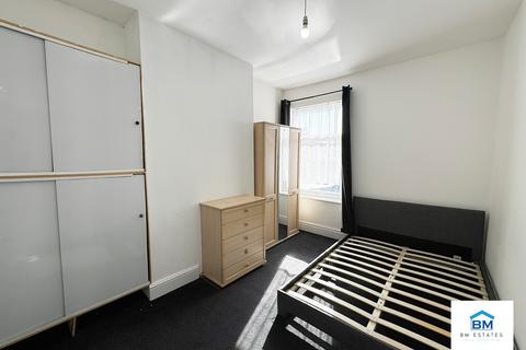 3 bedroom end of terrace house to rent, Beatrice Road, Leicester LE3