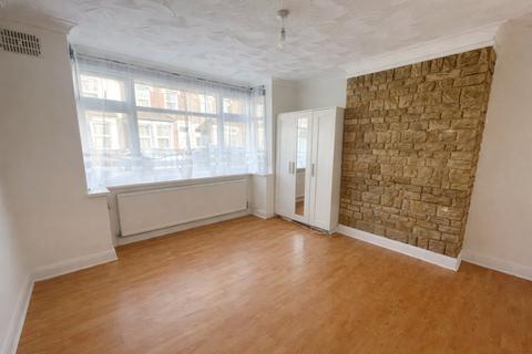 Studio to rent, Standard Road, Greater London TW4