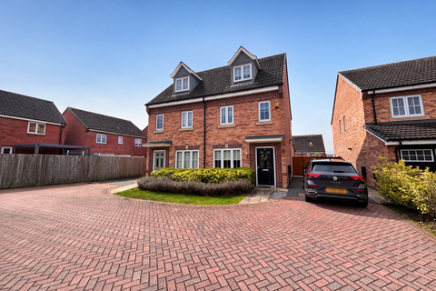 3 bedroom semi-detached house to rent, St. Peters Walk, Widnes, WA8