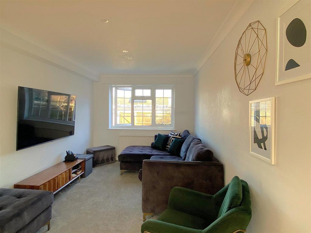 5 Wineham Way - Lounge1.jpg