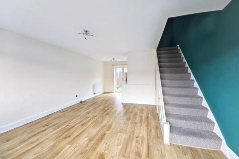 3 bedroom terraced house to rent, Kingsway, Camberley GU17