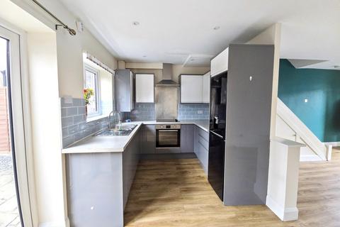 3 bedroom terraced house to rent, Kingsway, Camberley GU17