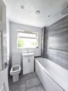 3 bedroom terraced house to rent, Kingsway, Camberley GU17