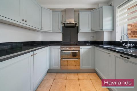 2 bedroom maisonette to rent, The Glade, London