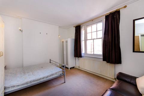 3 bedroom flat to rent, Queen's Club Gardens, Barons Court, London, W14