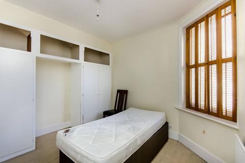3 bedroom flat to rent, Queen's Club Gardens, Barons Court, London, W14