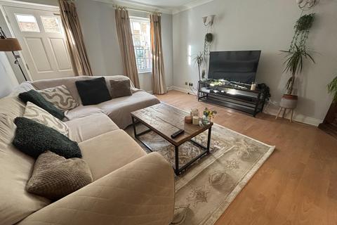 2 bedroom flat to rent, The Woolpack, Warwick