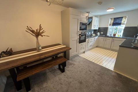 2 bedroom flat to rent, The Woolpack, Warwick