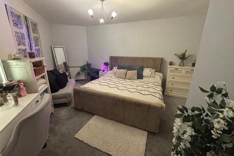 2 bedroom flat to rent, The Woolpack, Warwick