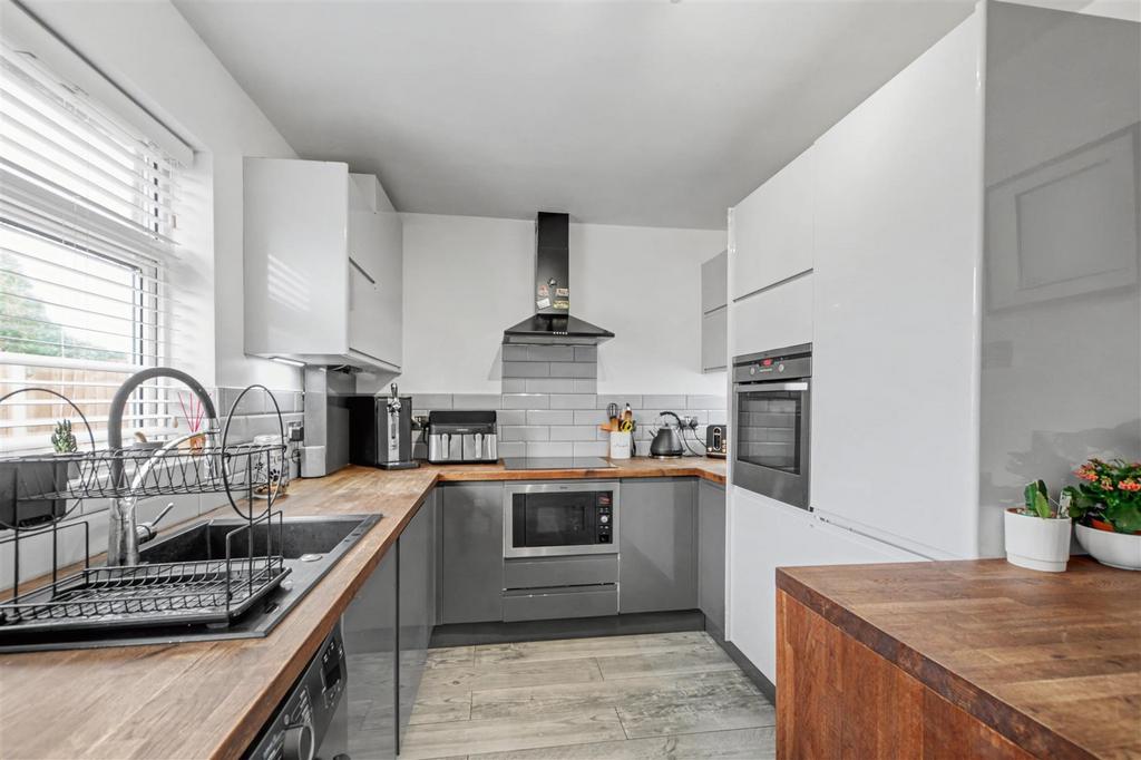 Kitchen 2.jpeg