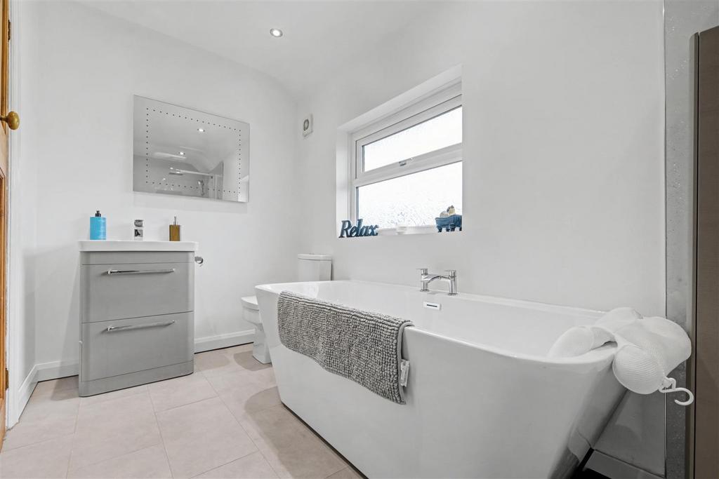 Bathroom 3.jpeg