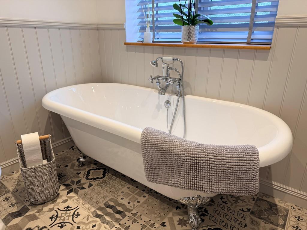 Roll top bath